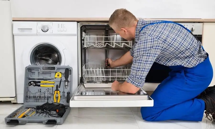 Kemalpaşa Smeg servisi teknisyen ekibi beyaz eşya tamiri yaparken